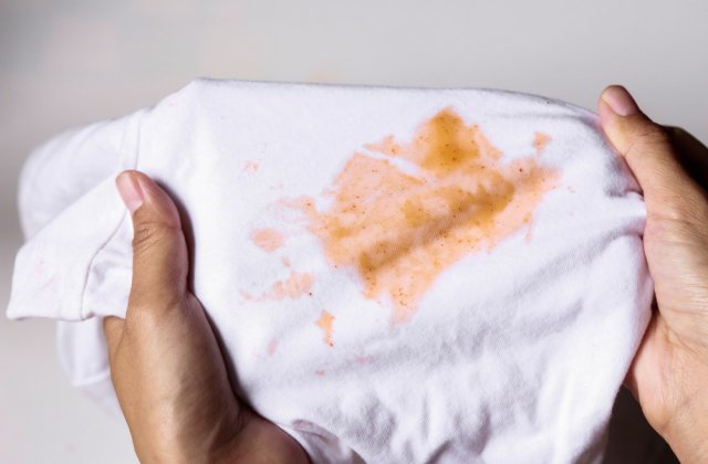 3 metode prin care poți scăpa rapid de petele de grăsime de pe haine