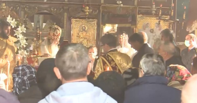 Mii de oameni s-au înghesuit la Vaslui, la o slujbă oficiată de ÎPS Teodosie