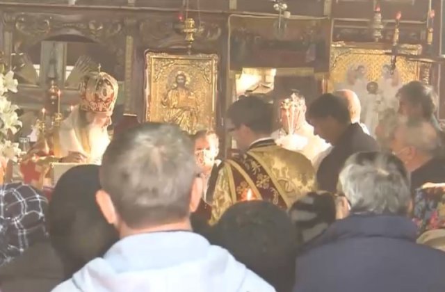 Relaxarea, &icirc;nțeleasă greșit. Mii de oameni s-au &icirc;nghesuit la Vaslui, la o slujbă oficiată de &Icirc;PS Teodosie