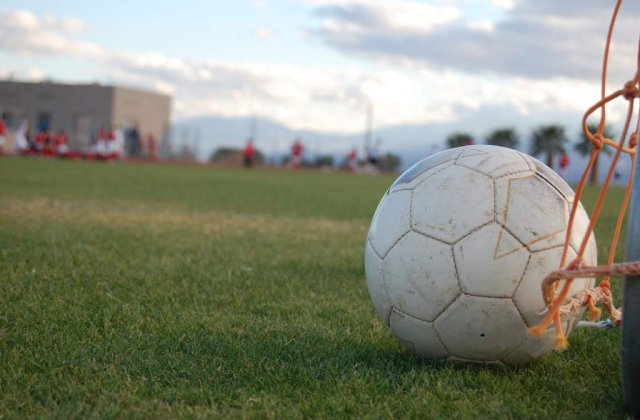 Meci de fotbal, intrerupt de aterizarea unui elicopter pe teren