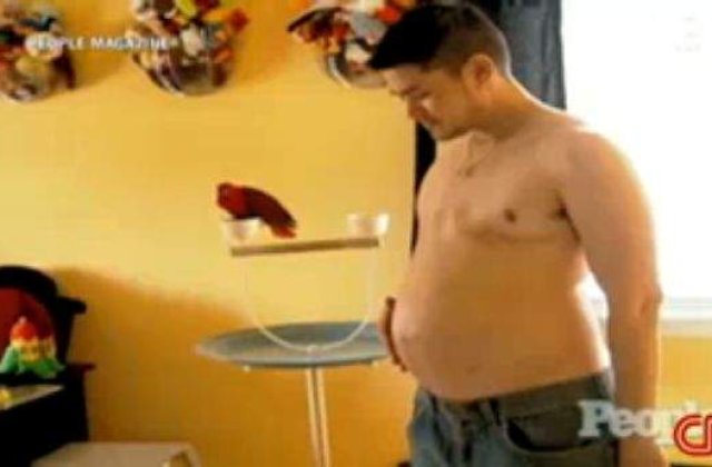 Primul gravid din lume asteapta cel de-al treilea copil