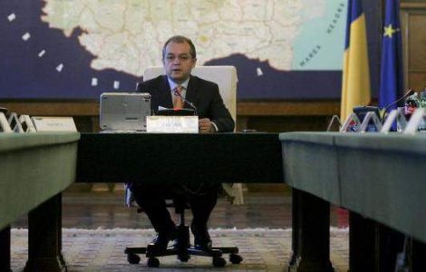 Boc: Am verificat pe Google ce salariu are guvernatorul BNR si e "decent"