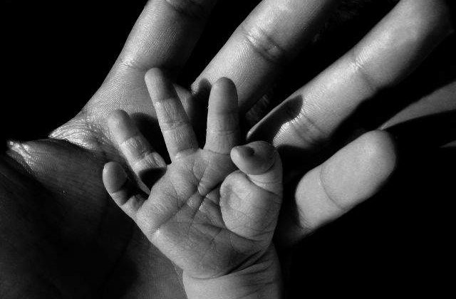 Vaslui: O femeie si-a incendiat copilul nou-nascut si l-a aruncat la WC