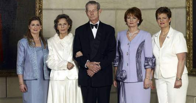 Presa internationala s-a amuzat cu cocosii Principesei Irina