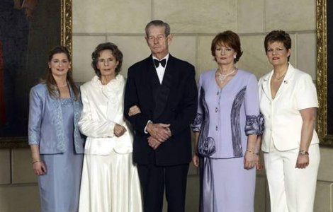 Presa internationala s-a amuzat cu cocosii Principesei Irina