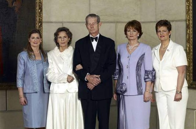 [VIDEO] Presa internationala s-a amuzat cu cocosii Principesei Irina