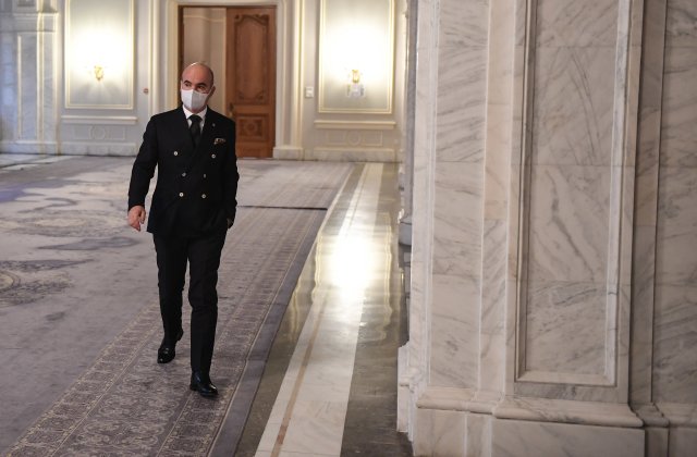 Rareș Bogdan, încolțit de jandarmi. I-a telefonat ministrului Lucian Bode