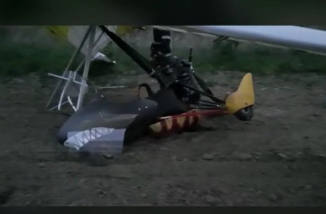 Pilotul unui deltaplan a aterizat forțat pe un câmp, în Argeș. Tânărul a fost dus la spital cu dureri toracice