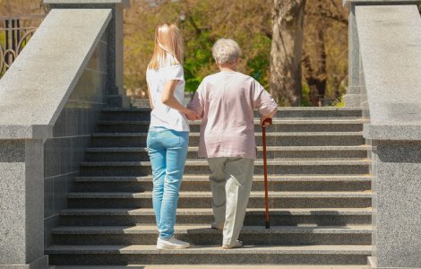 Infernul trăit de româncele devenite „badante” în Italia. „A muncit atâția ani ca să îmi vină acasă în sicriu, între patru scânduri”