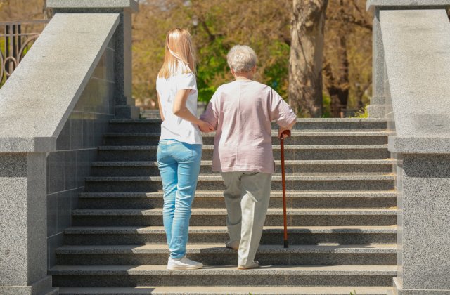 Infernul trăit de rom&acirc;ncele devenite &bdquo;badante&rdquo; &icirc;n Italia. &bdquo;A muncit at&acirc;ția ani ca să &icirc;mi vină acasă &icirc;n sicriu, &icirc;ntre patru sc&acirc;nduri&rdquo;