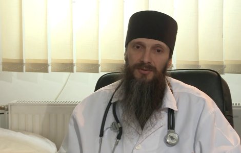 Părintele Pavel Mincă își împarte viața între medicină și călugărie