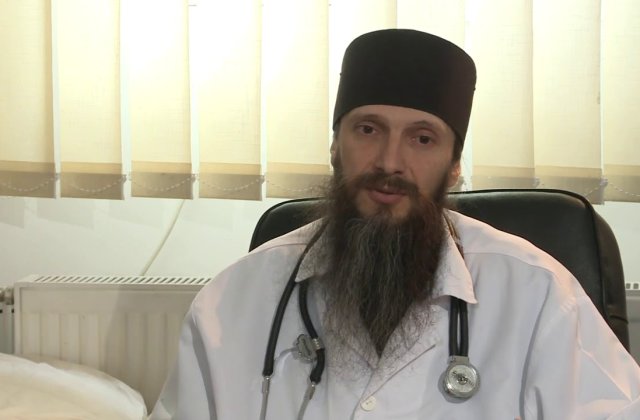 Povestea părintelui Pavel Mincă. Își împarte viața între halatul medicinal alb și rasa neagră de călugăr