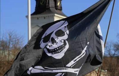 Piratii de pe doua nave cu romani la bord au deschis focul