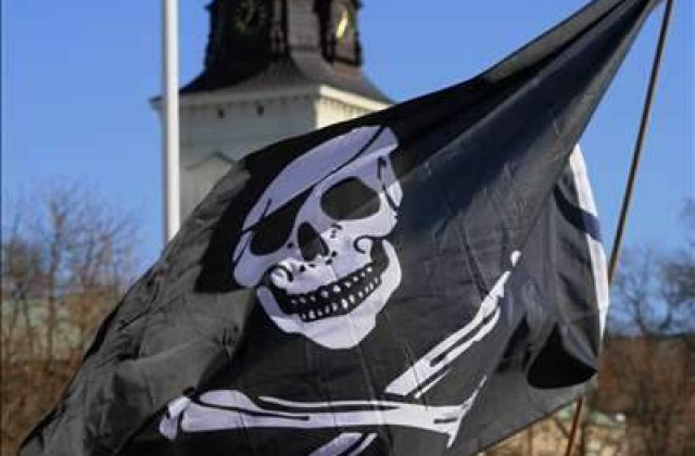 Piratii de pe doua nave cu romani la bord au deschis focul