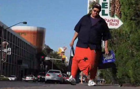 Scrotul lui cantareste 50 de kilograme