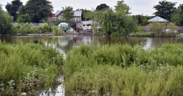 Apele s-au dezlănțuit în Bihor. Meteorologii au emis noi avertizări meteo în mai bine de jumătate de țară