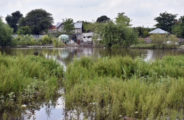 Apele s-au dezlănțuit în Bihor. Meteorologii au emis noi avertizări meteo în mai bine de jumătate de țară