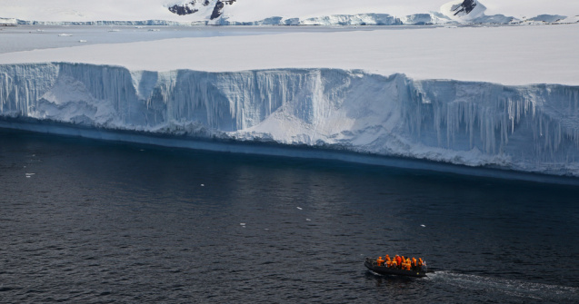 A-76, cel mai mare aisberg din lume, s-a format în largul Antarcticii