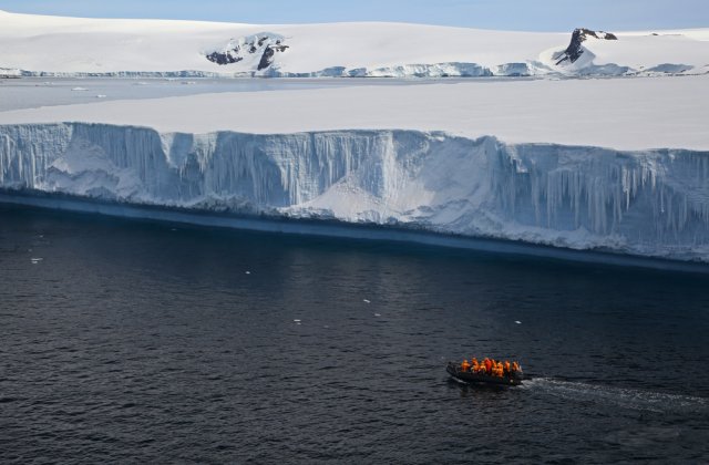 Cel mai mare aisberg din lume s-a format &icirc;n largul Antarcticii