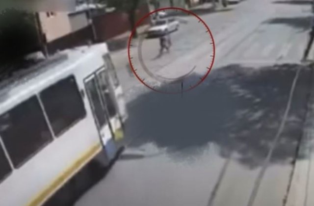 Tragedie evitată în ultimul moment. O vatmaniță, cunoscută pentru derapaje prin prisma altor incidente, a fost la un pas să spulbere o mamă cu trei copii pe o trecere de pietoni