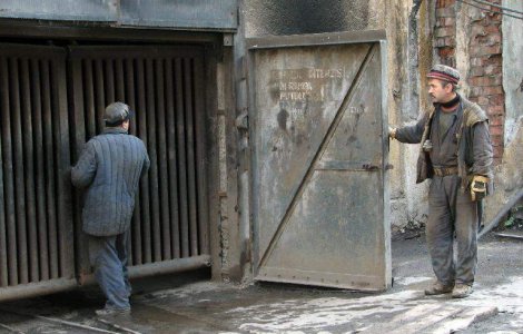 60 de mineri s-au blocat in subteran pentru ca nu si-au primit salariile