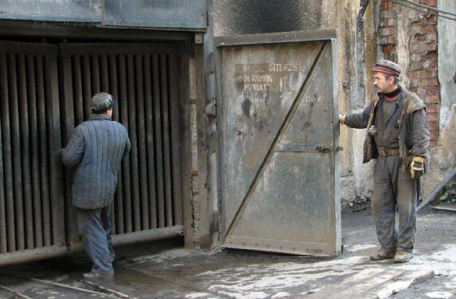 60 de mineri s-au blocat in subteran pentru ca nu si-au primit salariile