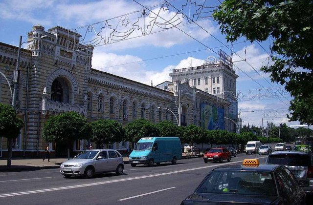 Un cetatean moldovean ii cere lui Basescu compensatii pentru ca nu si-a primit viza