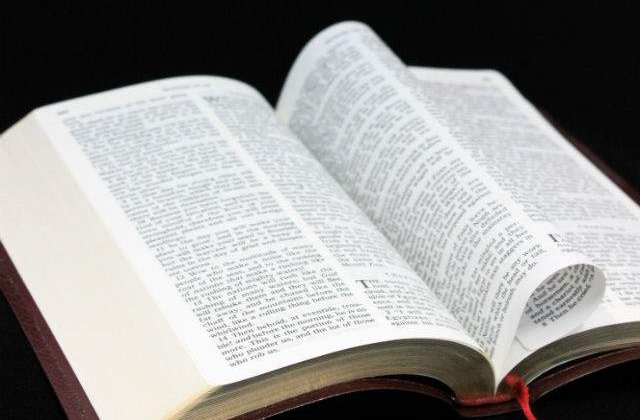 Biblia a fost transpusa in versuri de un clujean