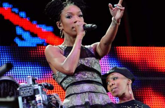 Brandy a cantat pentru 40 de oameni intr-un stadion cu 90.000 de locuri