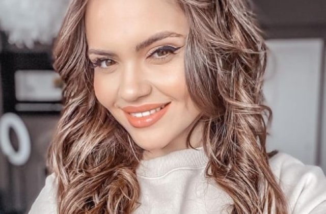 Cristina Șișcanu, criticată dur de internauți. &bdquo;Se vede marginea albă de la tampon&rdquo;