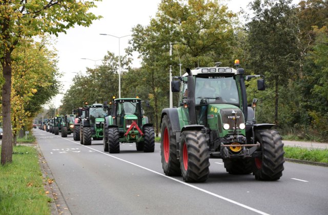 Fermierii organizează un protest cu tractoarele &icirc;n fața Palatului Parlamentului