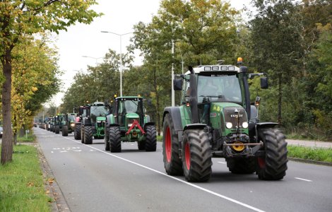 Fermierii organizează un protest cu tractoarele în fața Palatului Parlamentului