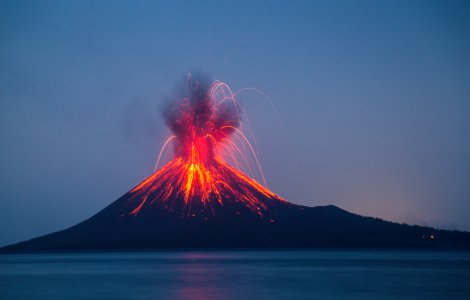 Vulcanul Etna a erupt din nou. Localnicii au avut parte de imagini spectaculoase