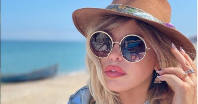 Loredana Groza a ieșit cu trotineta. Ce ținută excentrică a purtat cântăreața