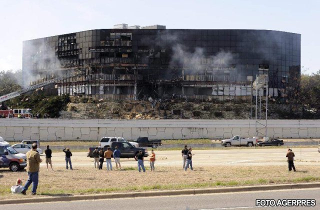 [VIDEO] Un american suparat pe Fisc si-a izbit avionul intr-o cladire de birouri din Austin