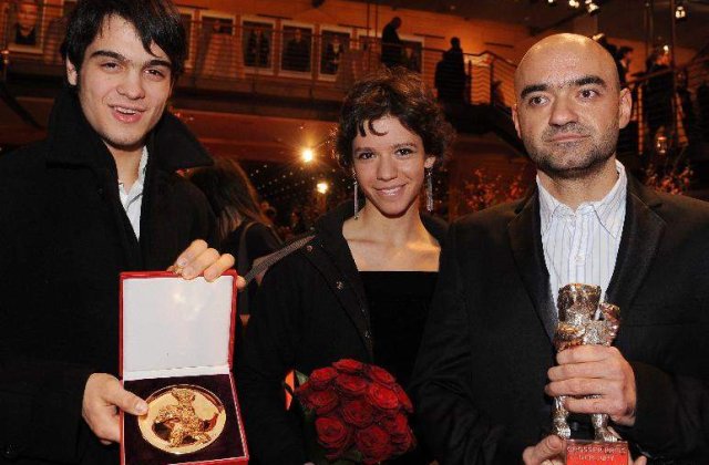 Regizorul Florin Serban, intampinat cu ropote de aplauze la aeroport