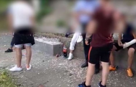 Amendă totală de 7.200 lei pentru 9 tineri care mâncau semințe și aruncau cojile pe jos