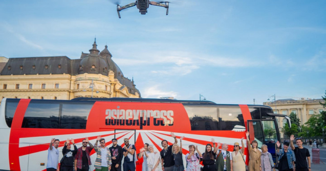 VIDEO Echipa Asia Express se distrează în pauze pe melodiile lui Cheloo