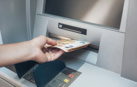 Spargeri ca în filme. Bancomate furate cu excavatorul. Câți bani au sustras hoții