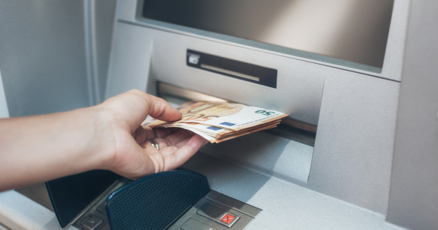 Spargeri ca în filme. Bancomate furate cu excavatorul. Câți bani au furat hoții