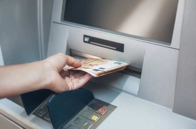 Spargeri ca în filme. Bancomate furate cu excavatorul. Câți bani au sustras hoții