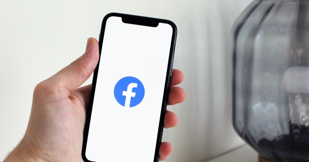 Facebook nu va mai interzice postările cu teorii despre COVID-19