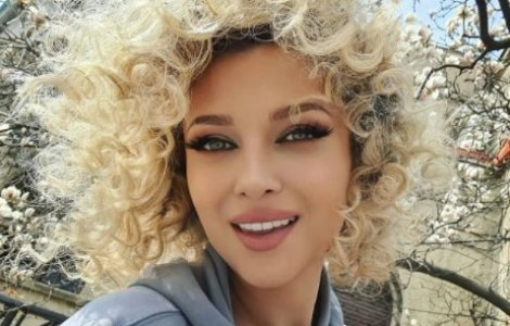 Lora, poză incendiară pe Instagram. Cât de bine arată artista în costum de baie