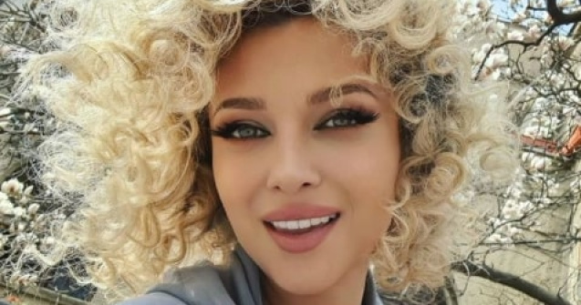 Lora, poză incendiară pe Instagram. Cât de bine arată artista în costum de baie