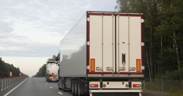 Patru TIR-uri încărcate cu 77 de tone de deşeuri, oprite la graniță