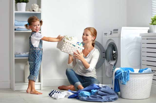 Vârsta la care copiii ar trebui să înceapă să facă anumite treburi casnice