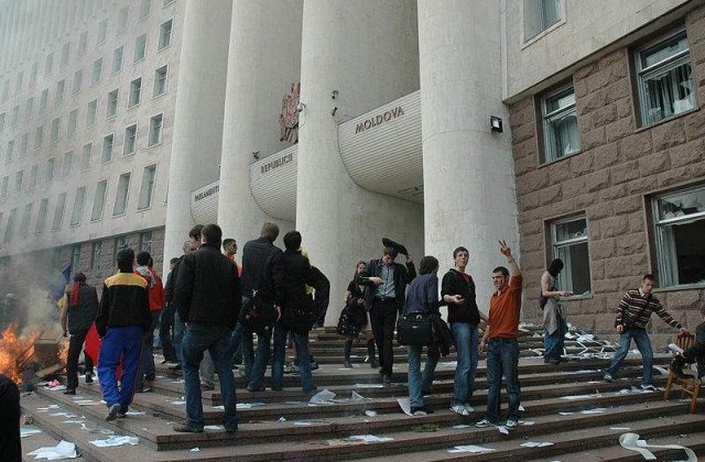 Femei in arest la revolutia din Moldova: "La miting ai putut sa te duci cu ciclu, dar aici nu poti sa te dezbraci?"