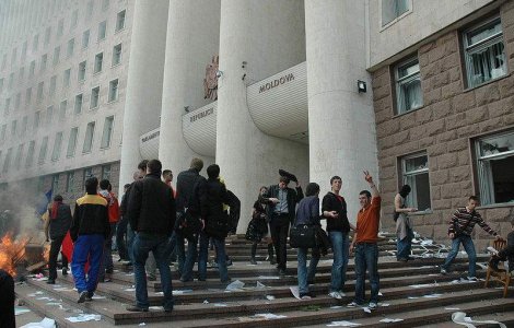 Femei in arest la revolutia din Moldova: "La miting ai putut sa te duci cu ciclu, dar aici nu poti sa te dezbraci?"