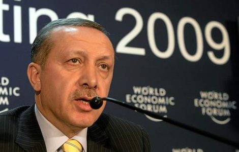 Premierul turc, "tinta" unui pantof aruncat