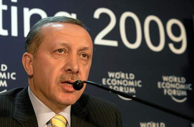 Premierul turc, "tinta" unui pantof aruncat